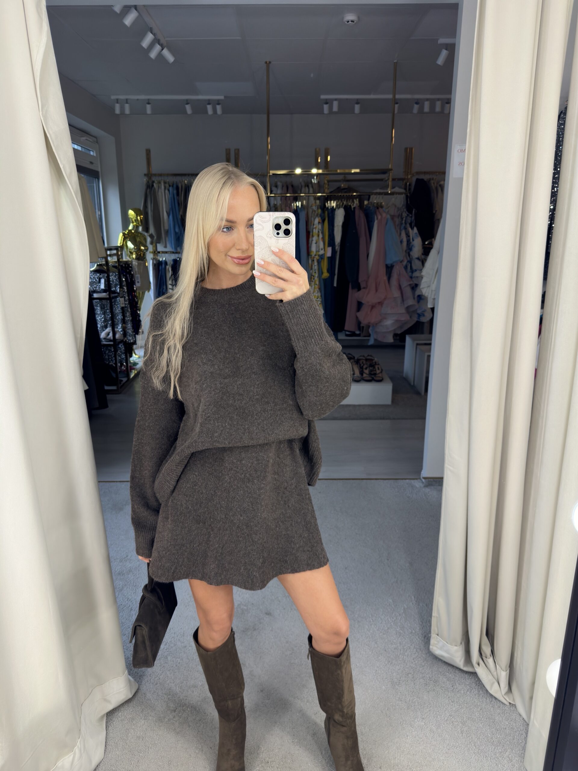 Minkštas sijono kostiumėlis