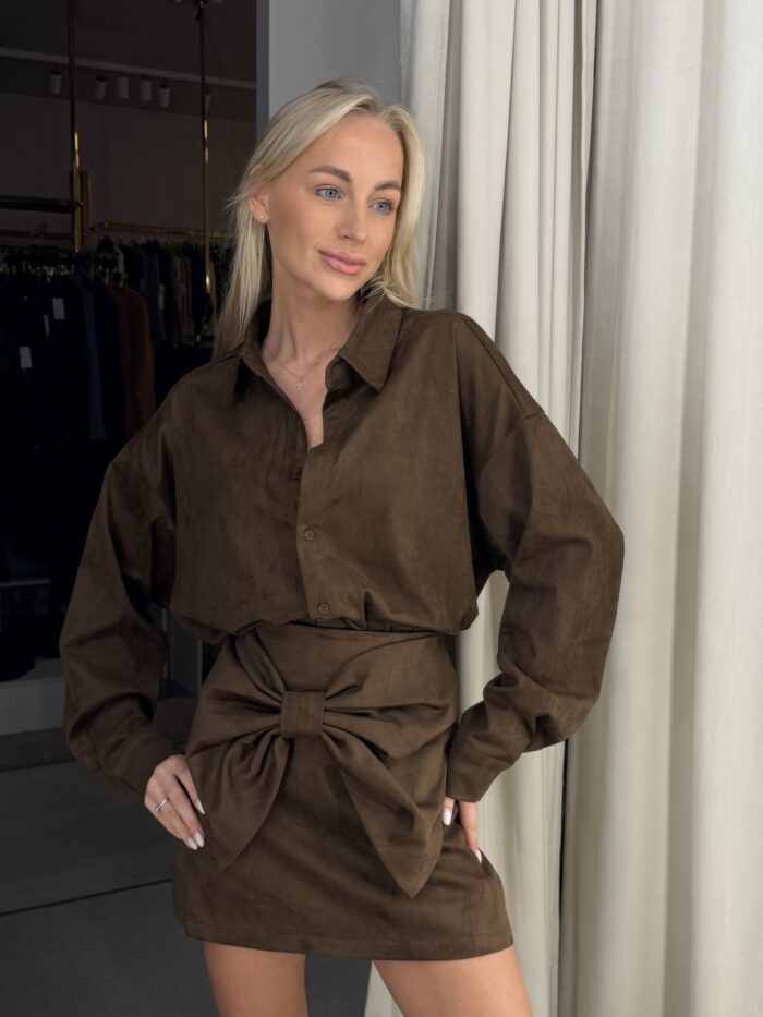 Aksominis kostiumėlis su kaspinu