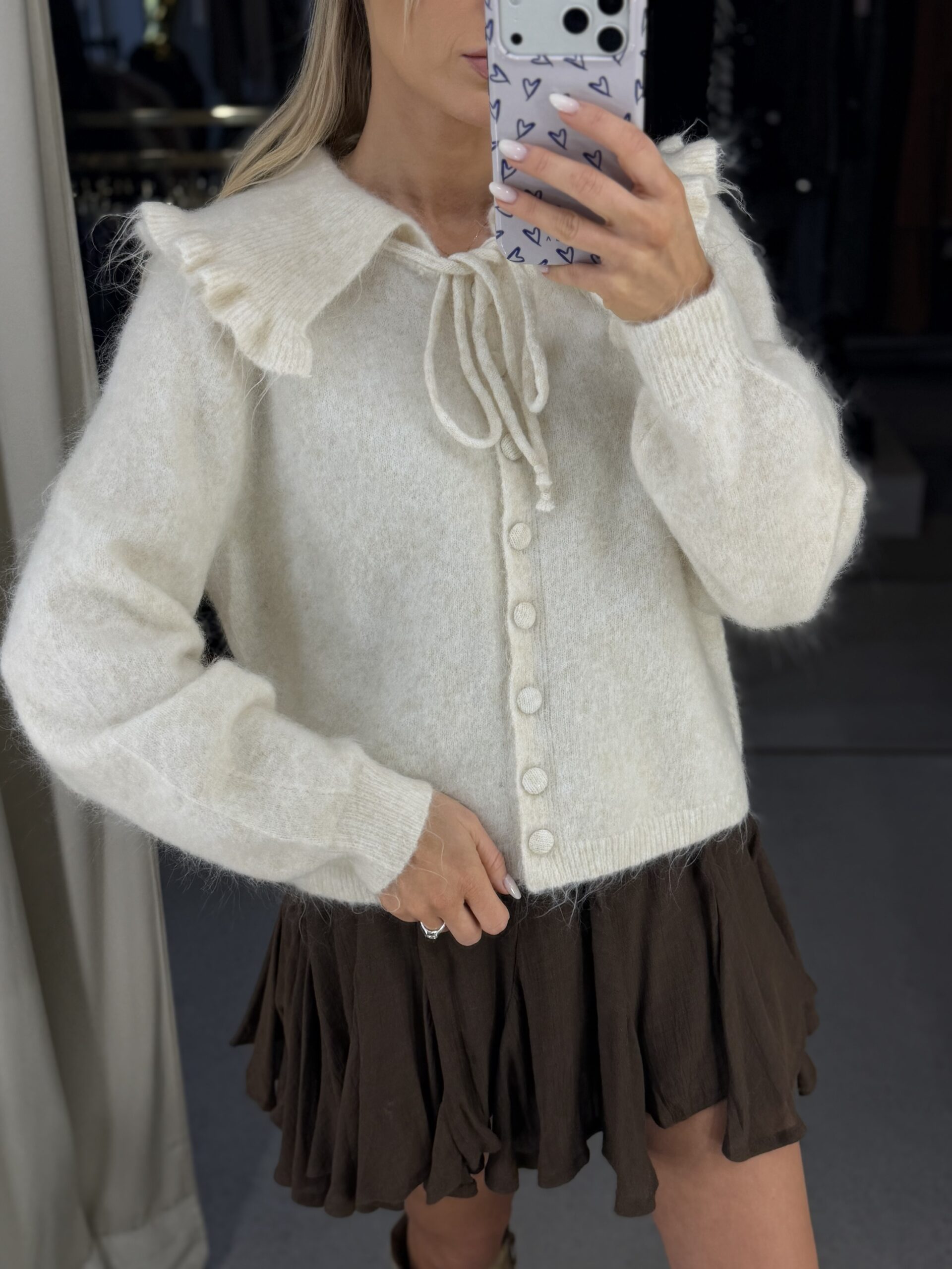 Megztinis su elegantiška apykakle