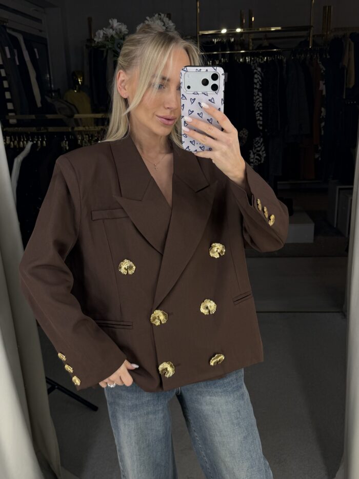 Švarkas su auksinėmis sagomis