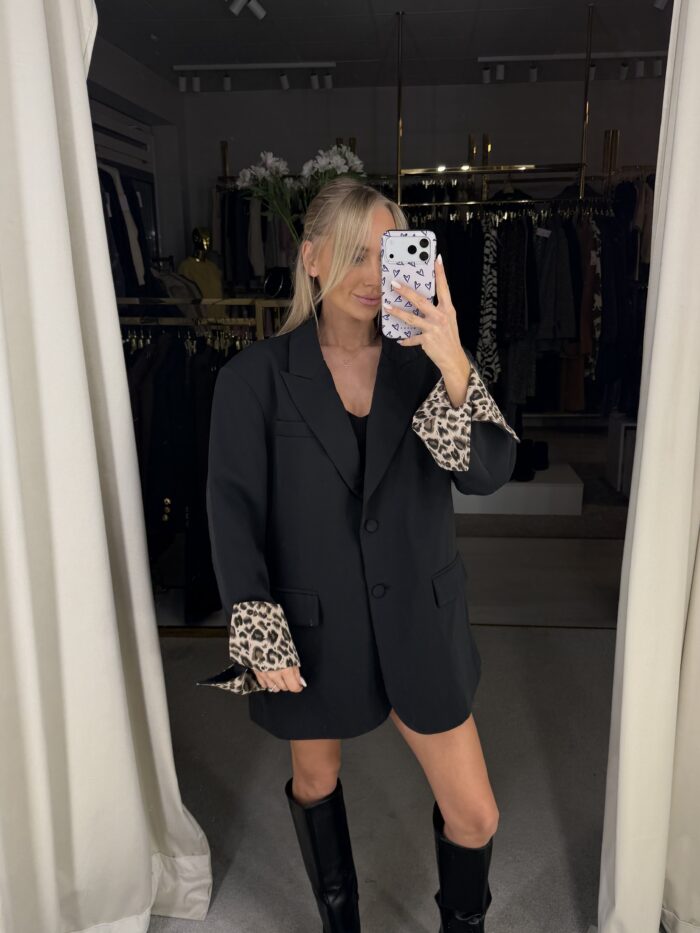 Švarkas su leopardo rankogaliais