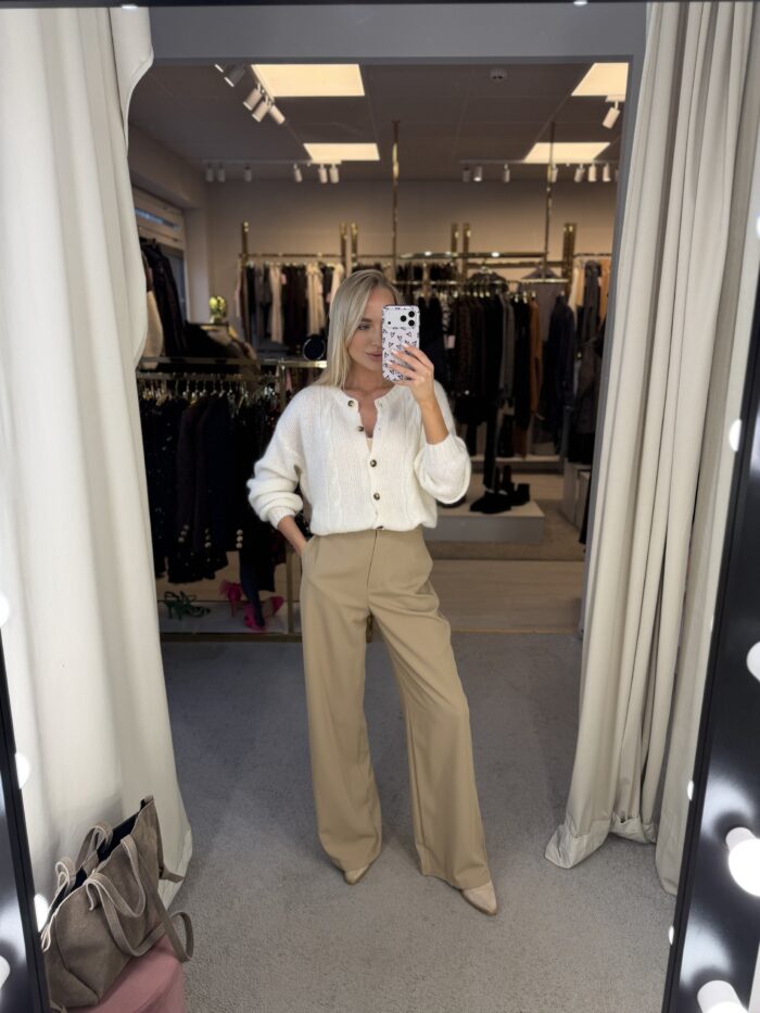 Kelnės su auksine saga