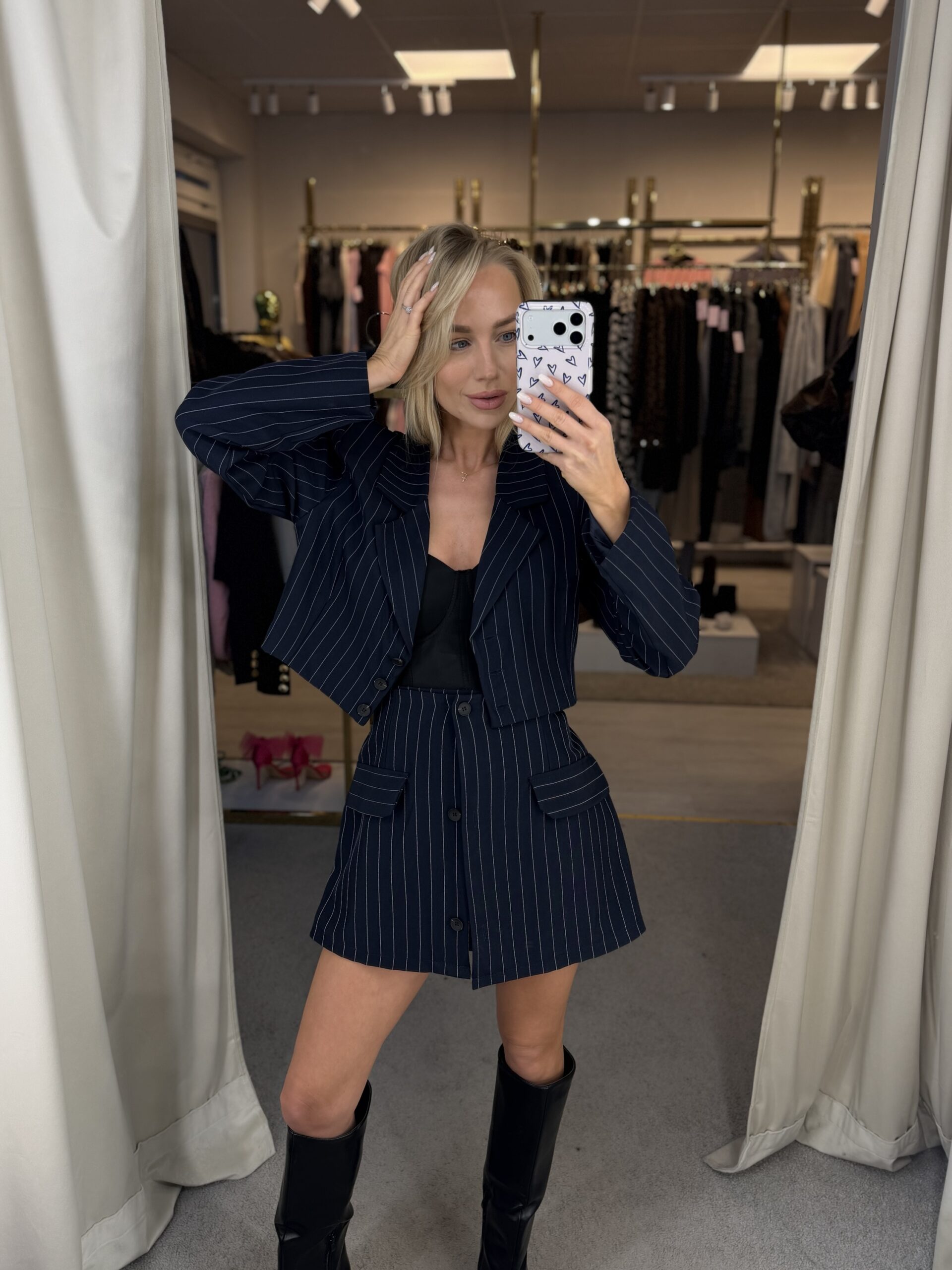 Švarko ir šortų kostiumėlis