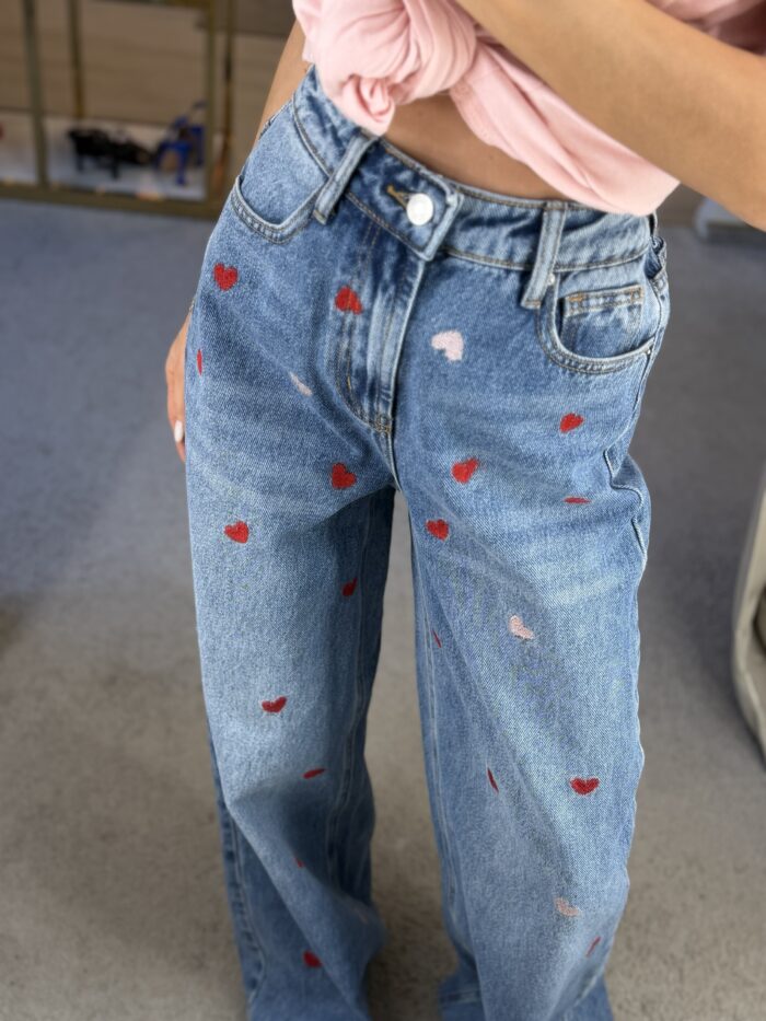Džinsai su siuvinėtomis širdelėmis