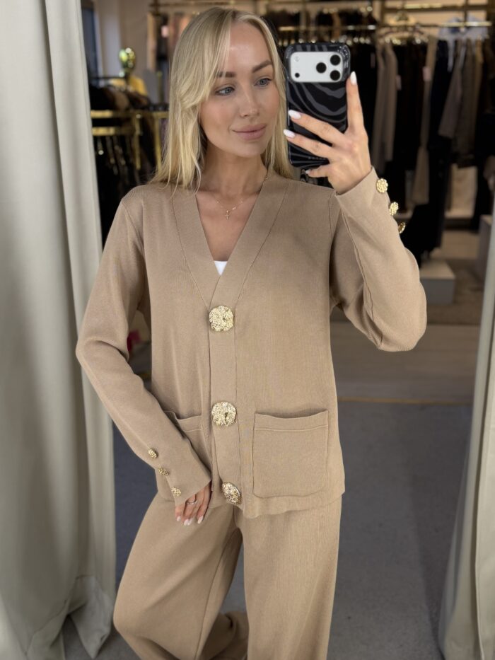 Kostiumėlis su auksinėmis sagomis