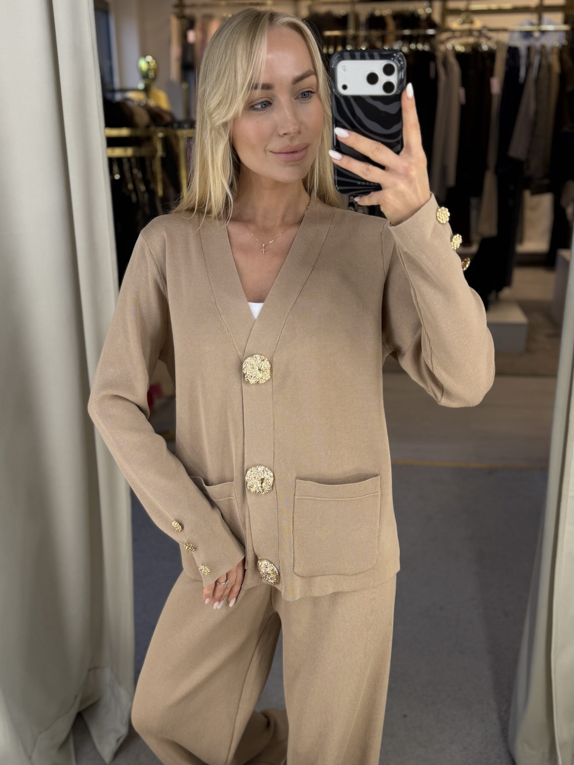 Kostiumėlis su auksinėmis sagomis