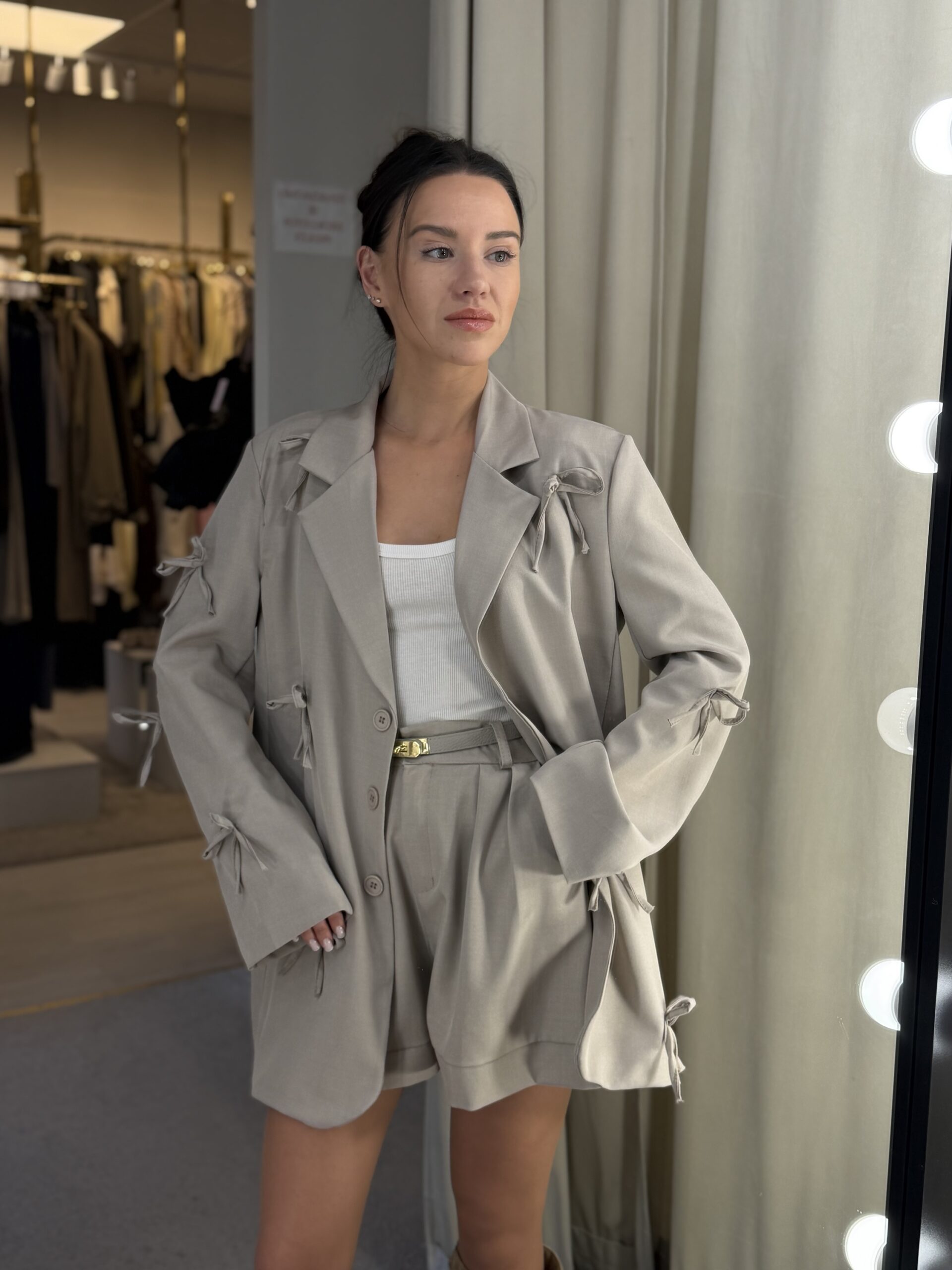 Švarkas su kaspinukais