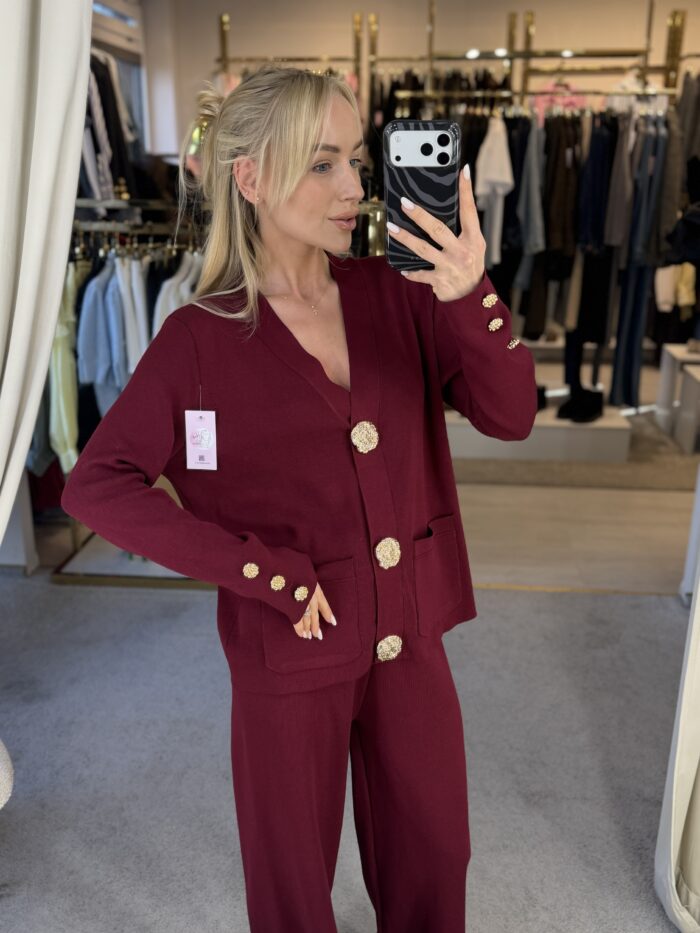 Kostiumėlis su auksinėmis sagomis