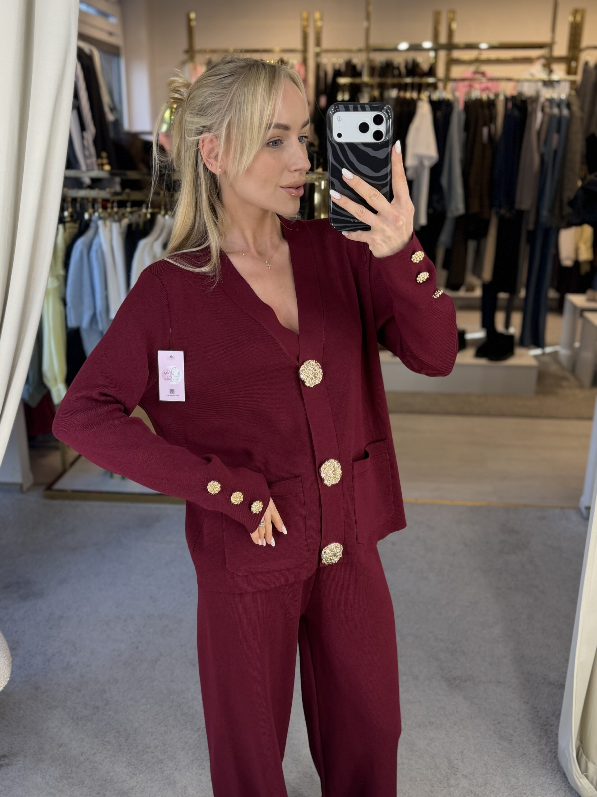 Kostiumėlis su auksinėmis sagomis