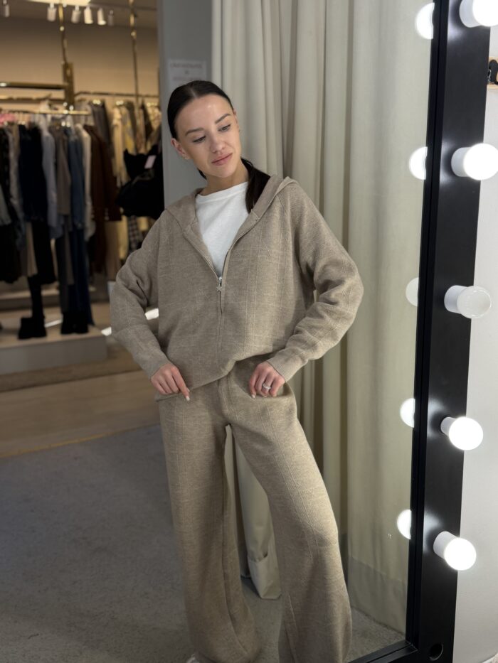 Kostiumėlis su kašmyru