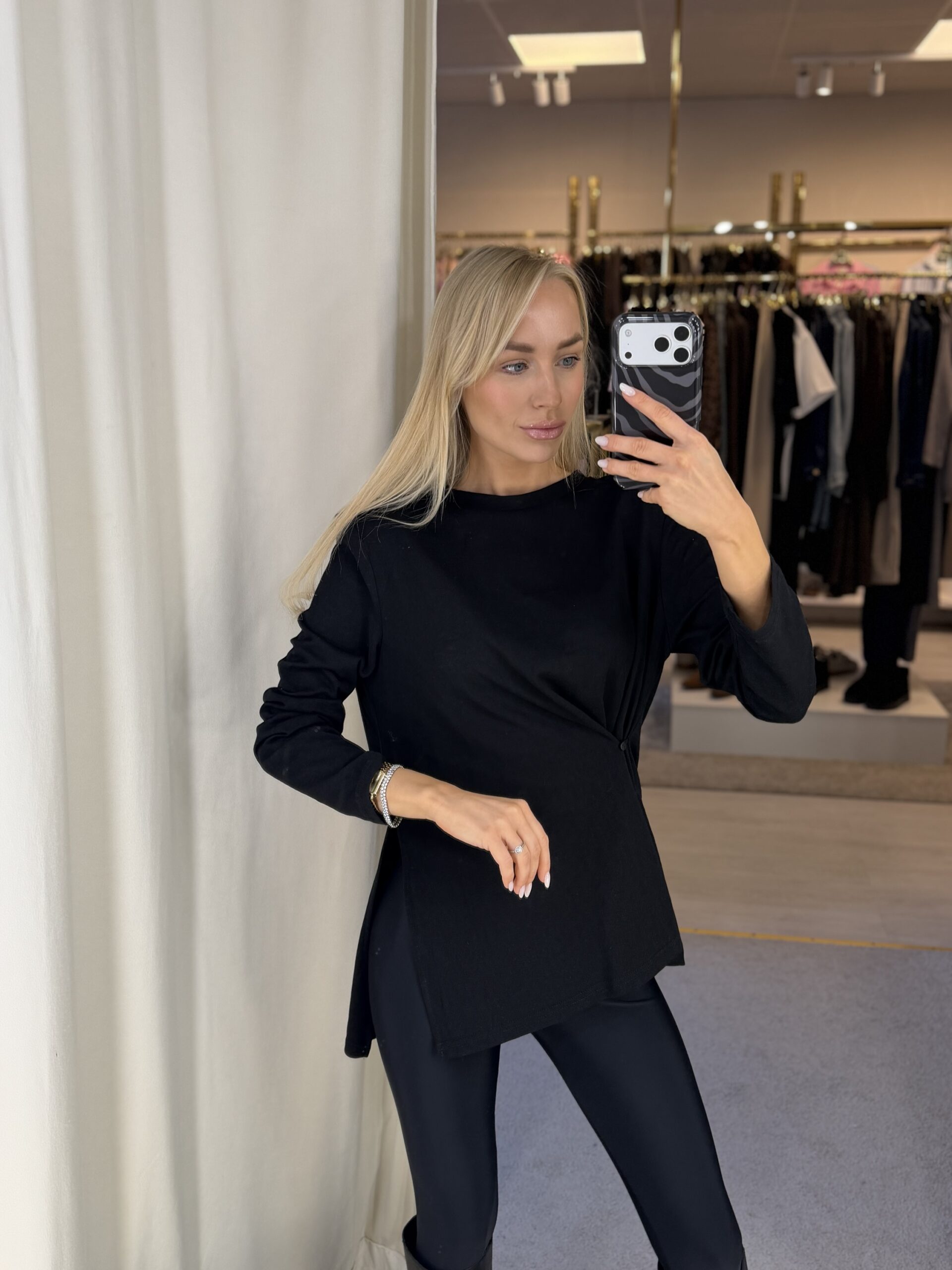 Juoda palaidinė su petukais