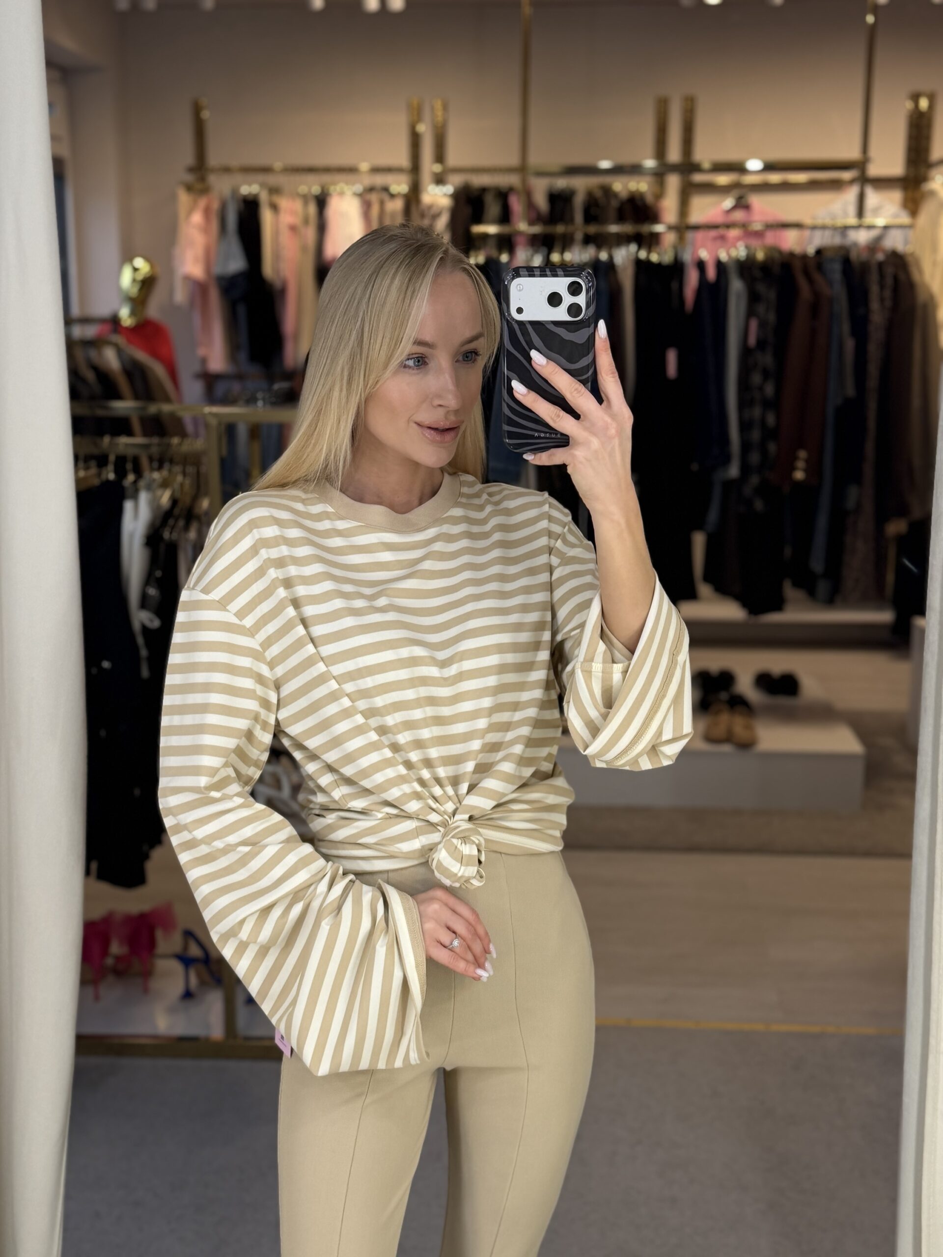 Beige dryžuoti marškinėliai