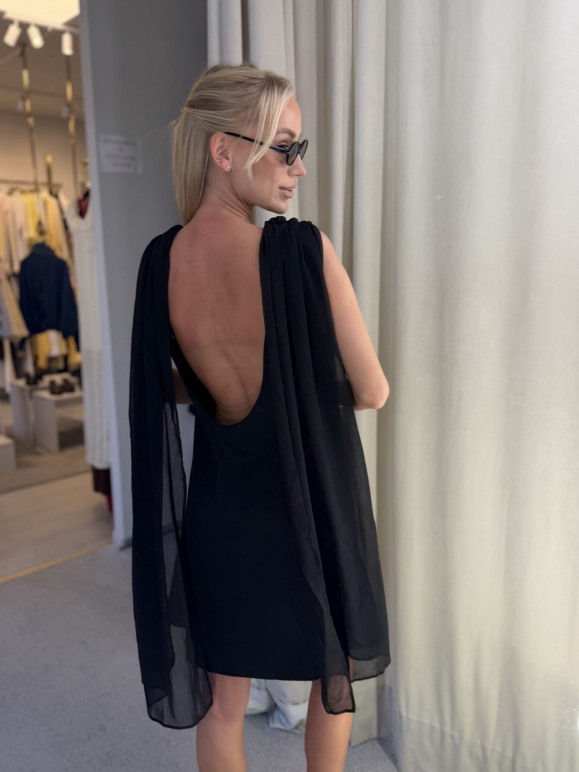 Juoda suknelė su šleifu