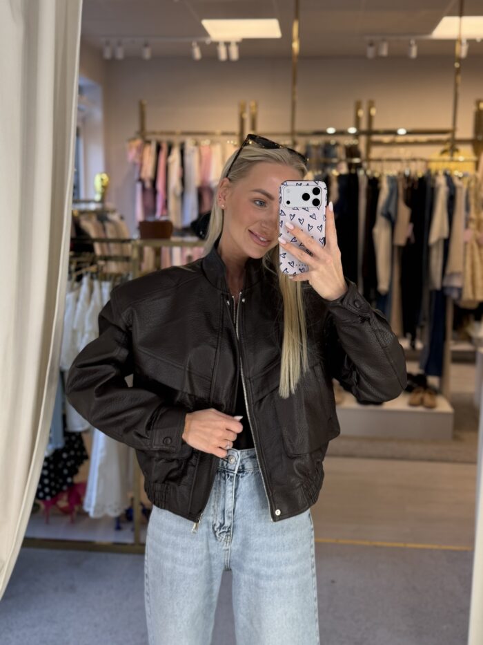 Ruda striukė AVEC