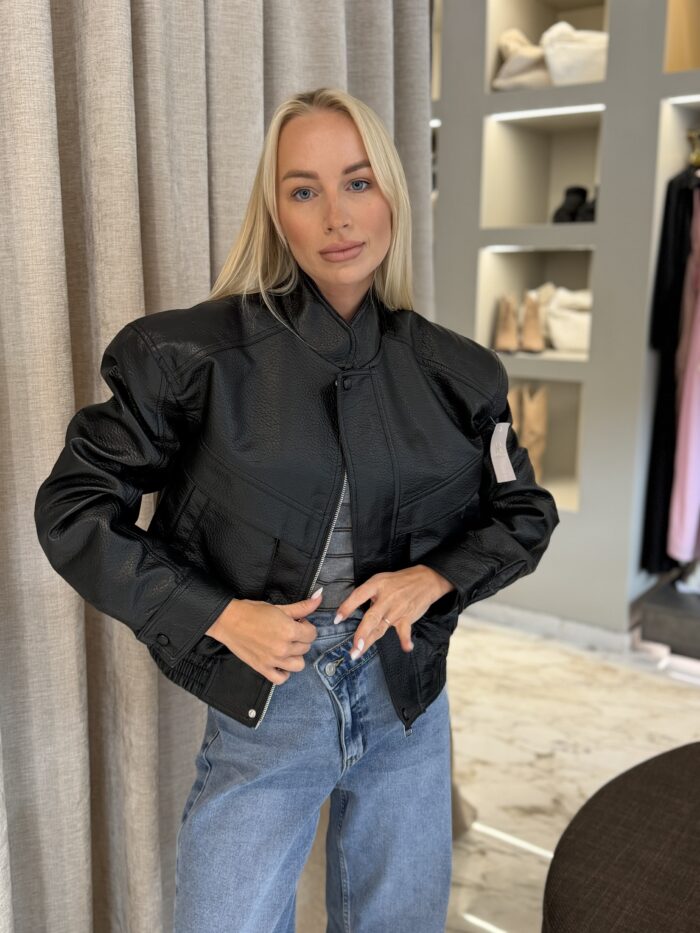Juoda striukė AVEC